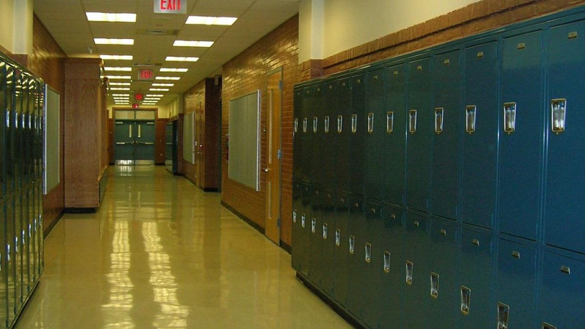 momente de groaza intr o scoala din timis un elev de 15 ani a sarit de la etajul doi al scolii se