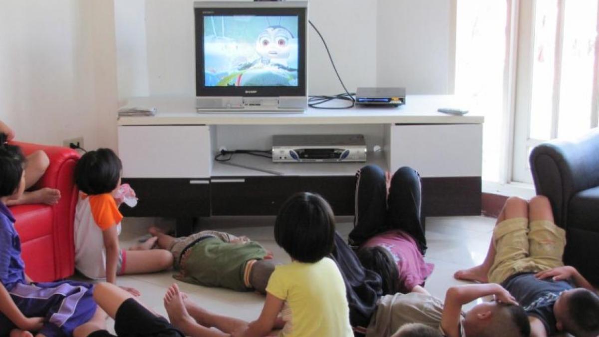 ii lasam sau nu pe copii sa se uite la televizor