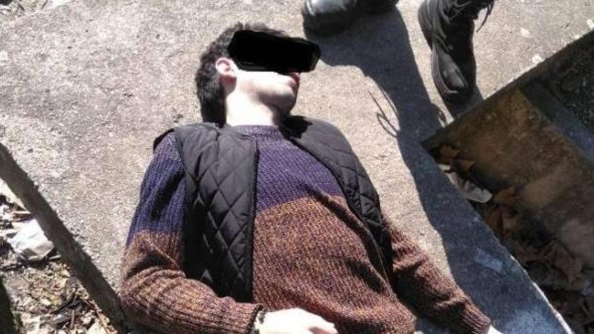 politistii locali patrulau in parcul botanic din timisoara cand au vazut un tanar prabusit la