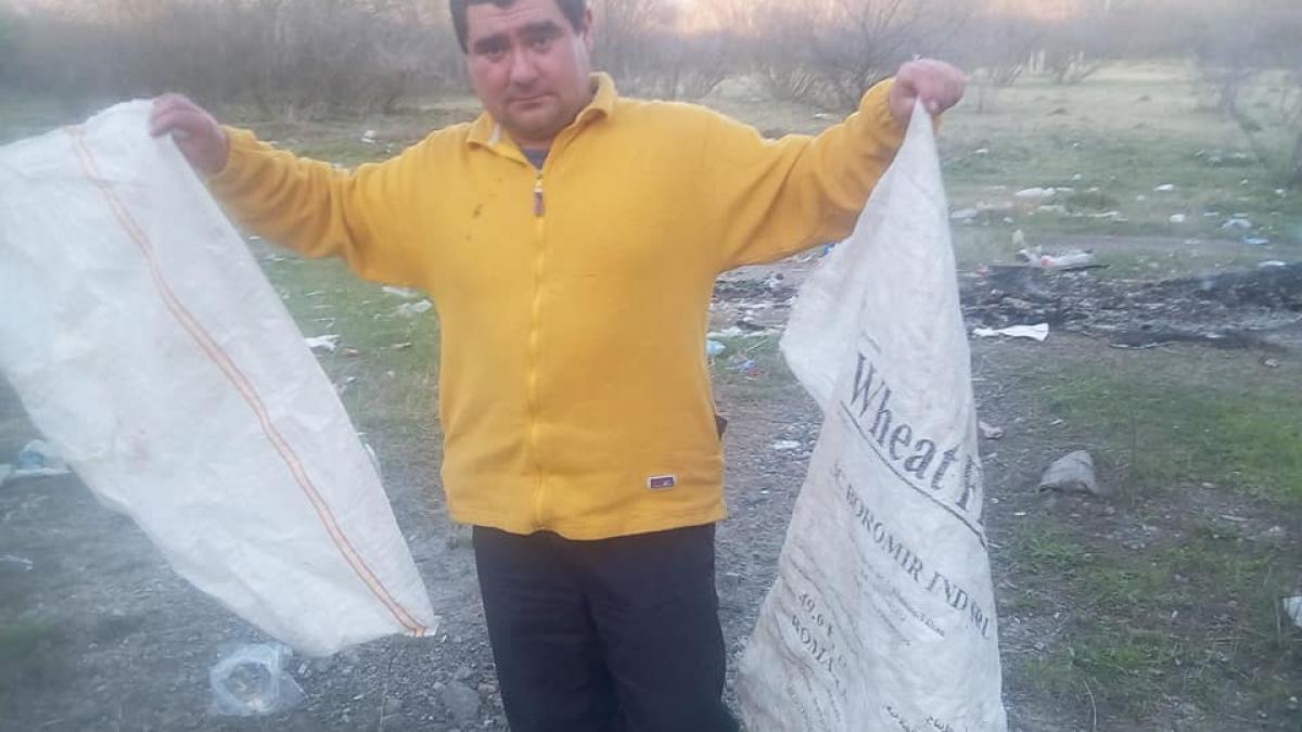 ioan mergea la cules de urzici peste un pod la marginea devei cand a auzit un zgomot ciudat a