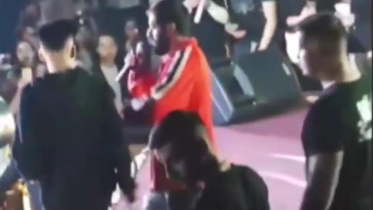 un celebru interpret din romania canta pe scena unui club cand s a trezit cu ceva pe obraz cand si