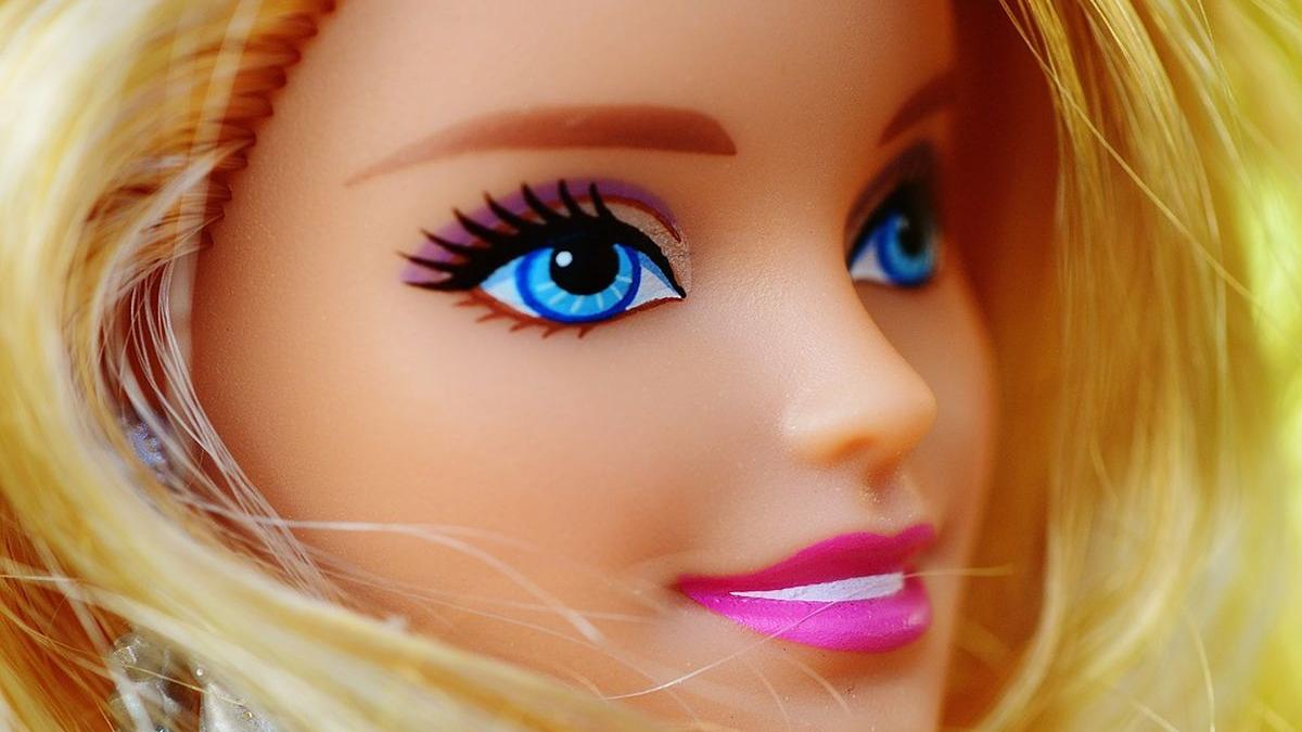 barbie a lansat o papusa in carucior cu rotile