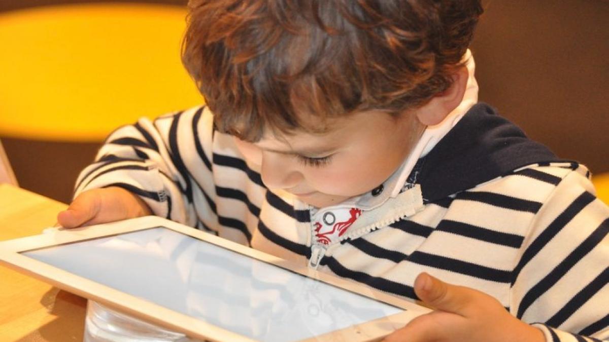 moduri prin care ecranele telefoanelor afecteaza copiii ii face mai lenesi si cu toane