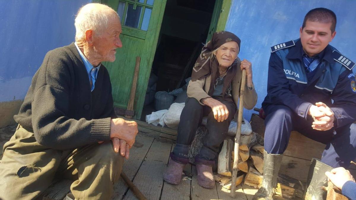 tataie ion de 93 de ani si sotia lui traverseaza doua dealuri pentru o paine si traiesc fara curent
