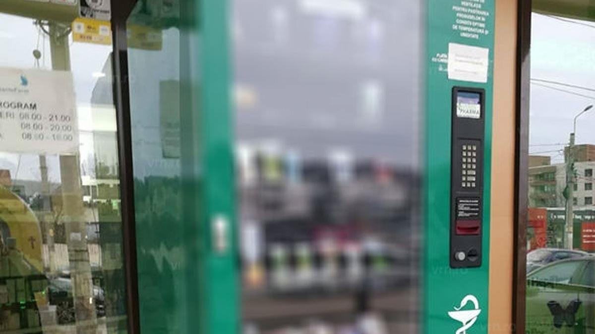 trecea pe langa un tonomat verde cu un simbol ciudat pe el cand s a uitat ce e inauntru a