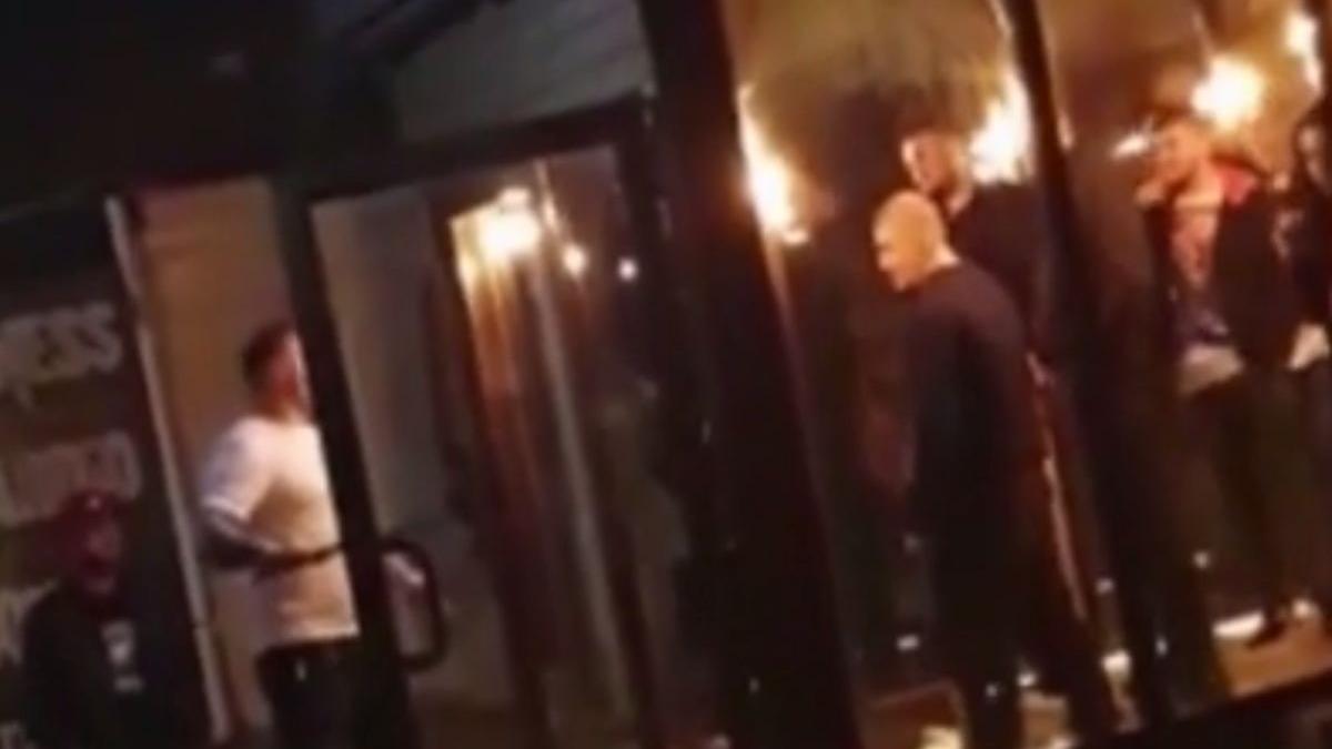 bataie cu maceta si batele intr un club din craiova video