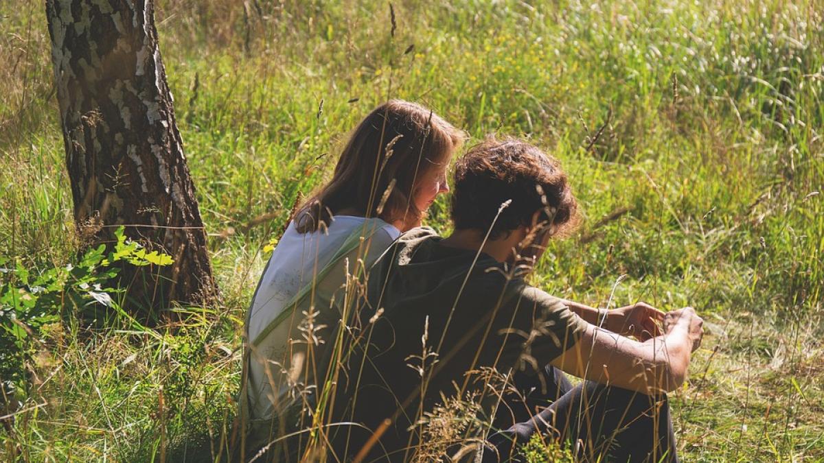 cum si a surprins un baiat din oradea iubita erau inconjurati de zeci de persoane video