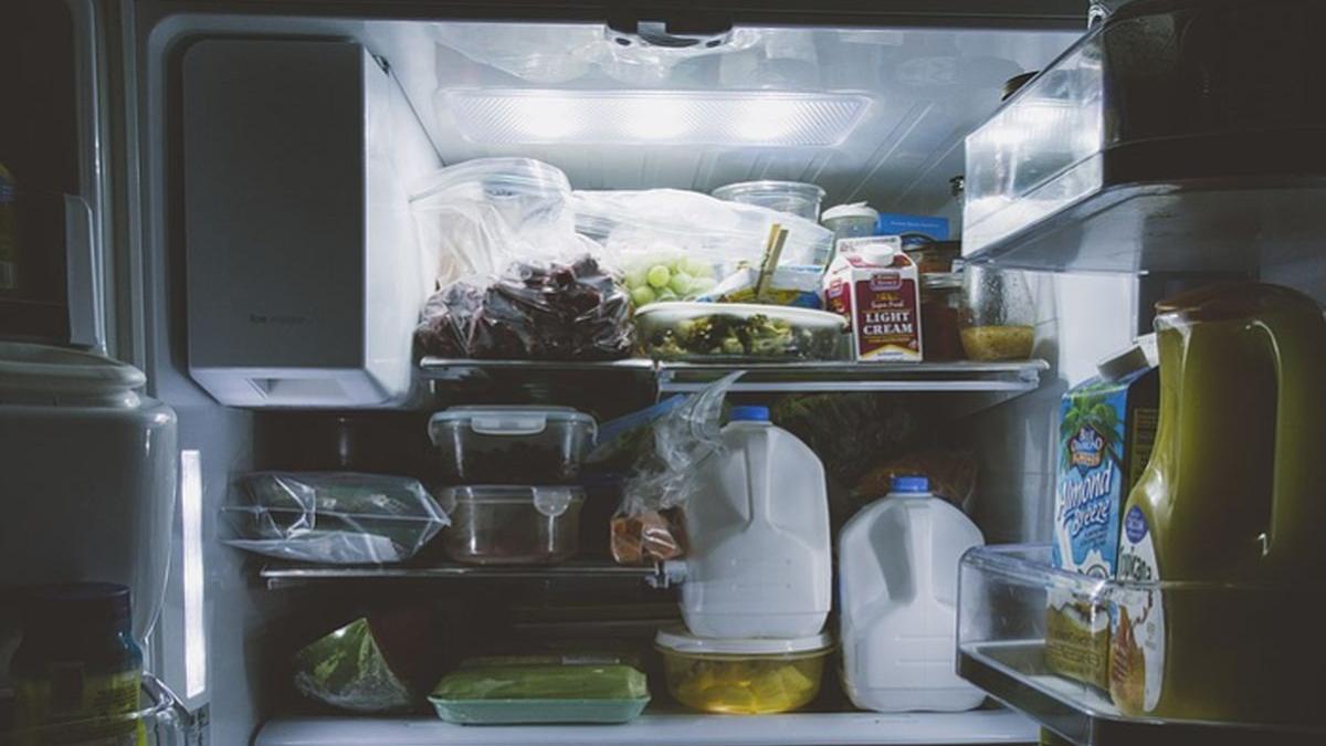 de ce frigiderul are lumina interioara dar congelatorul nu