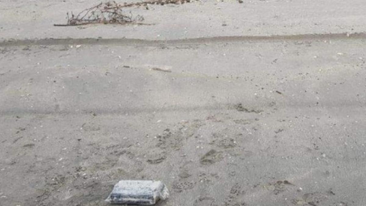 droguri prinse in veste de salvare au fost aduse de valuri la tarm ce se intampla acum pe litoralul