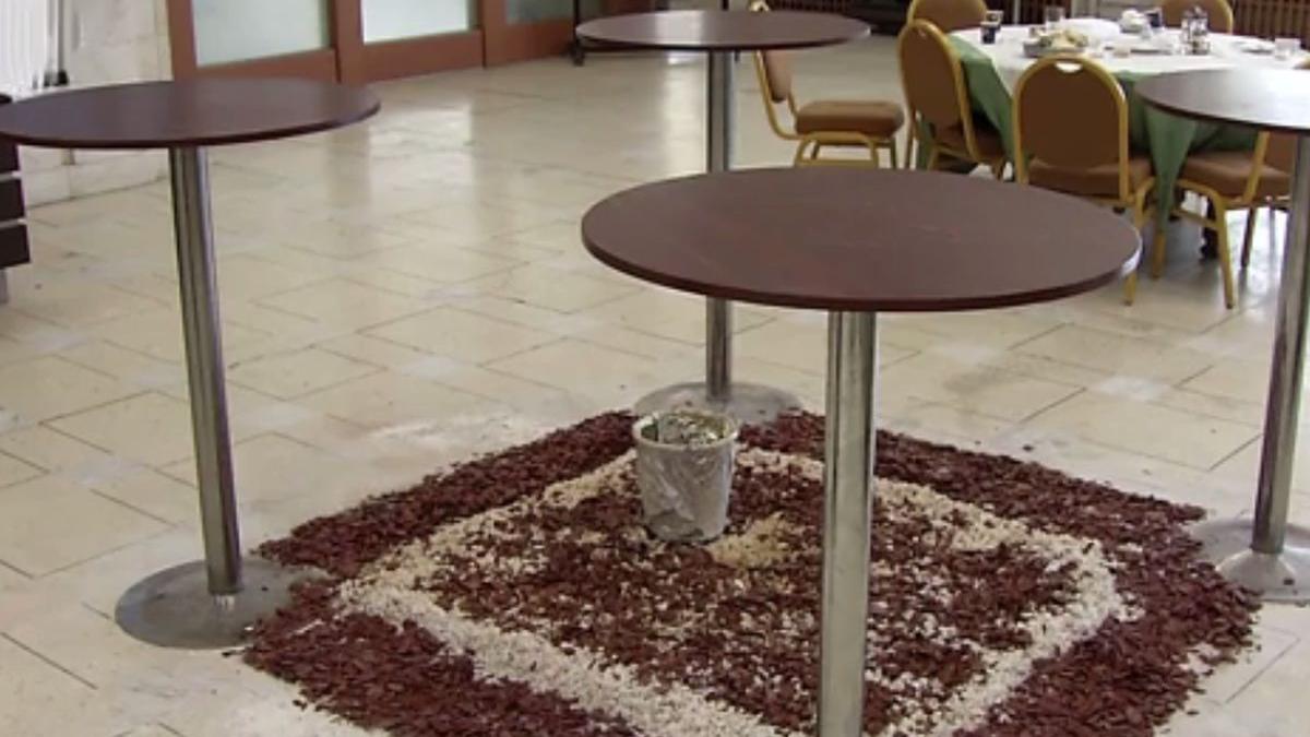 fenomenul galeata in casa poporului cladirea are tavanul ciuruit si este plin de infiltratii