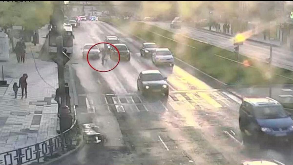 imagini socante intr o intersectie din galati un barbat a fost spulberat de o masina video