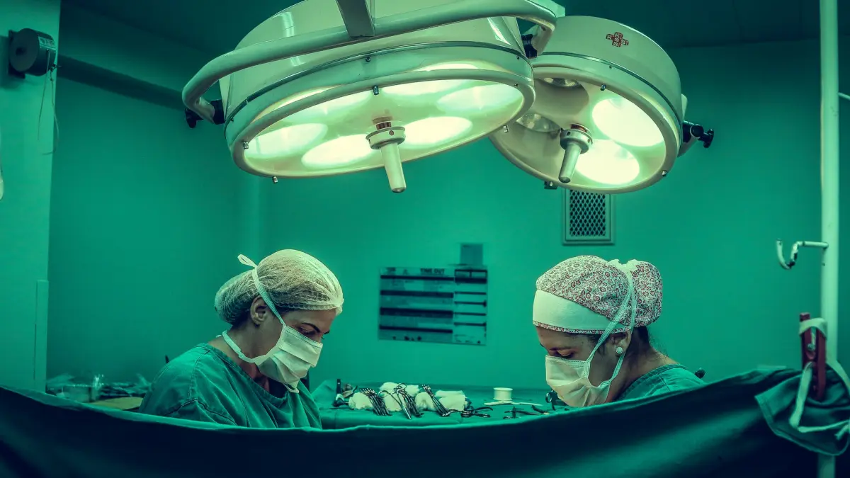 simtea o durere ingrozitoare la ochi asa ca a decis sa mearga la spital medicii au fost de a