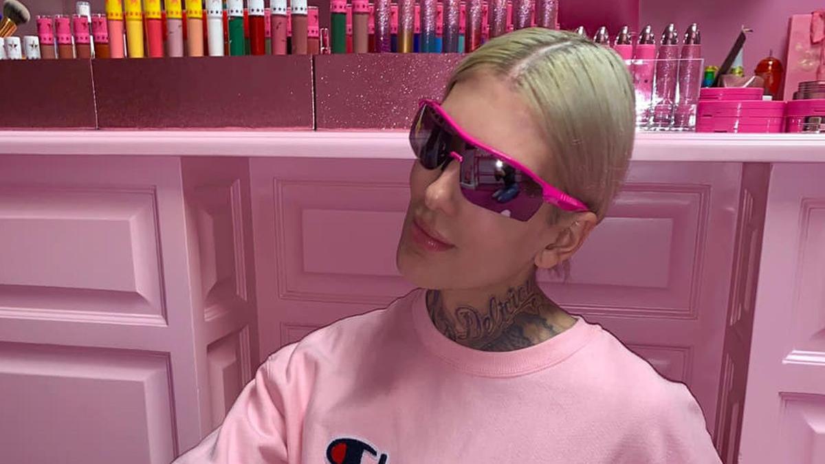 un blogger faimos sustine ca i au fost furate produse cosmetice in valoare de 2 5 milioane de dolari