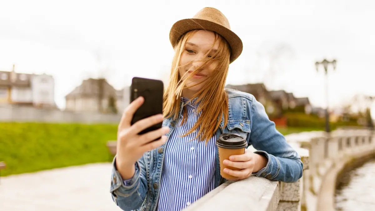 a cazut de la etajul 10 al unei cladiri in timp ce incerca sa si faca un selfie milena in varsta de