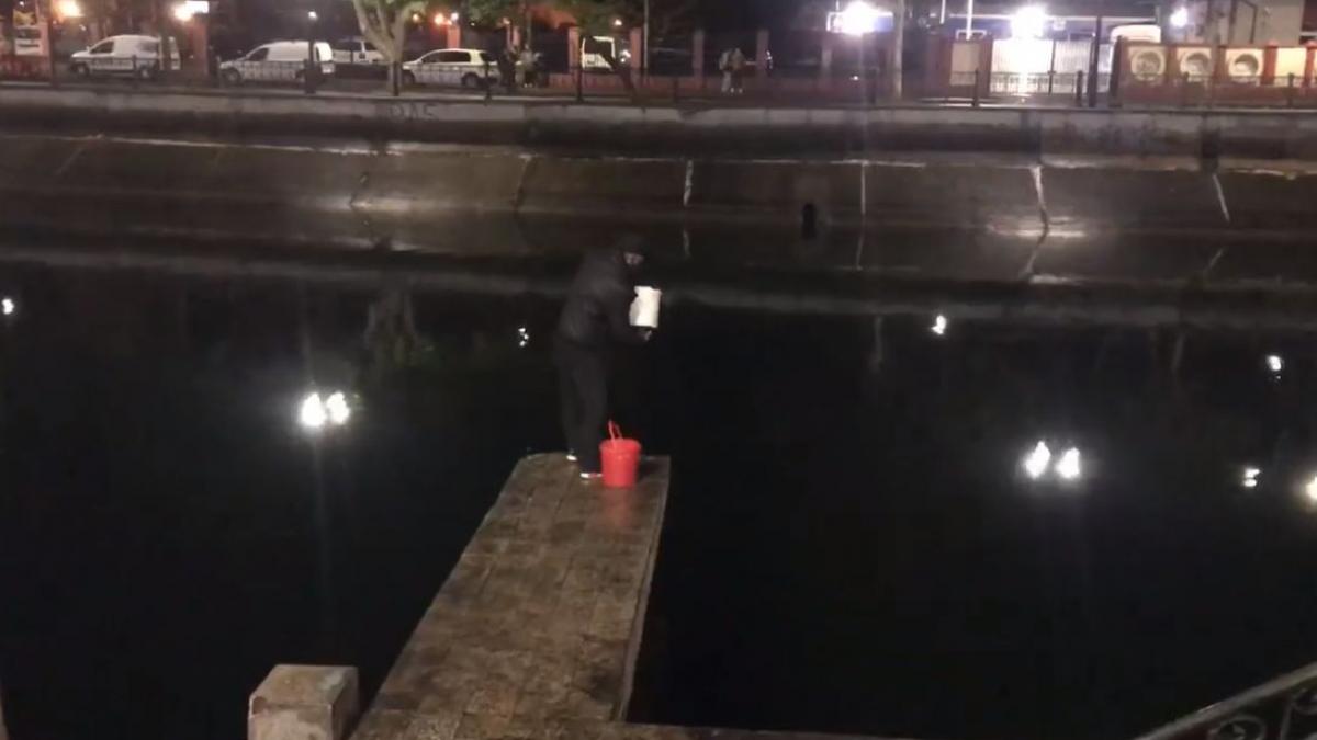 angajatii complexului orhideea din capitala surprinsi in timp ce arunca galeti cu ulei folosit in