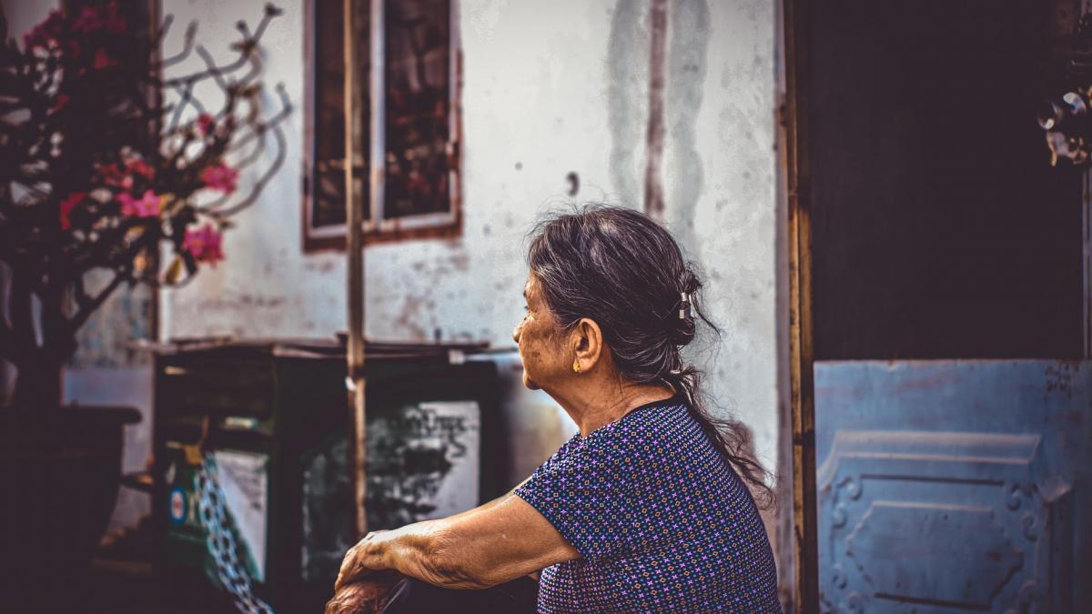 caz revoltator in targu jiu o batrana surprinsa la geam spunandu le trecatorilor ca ii este foame