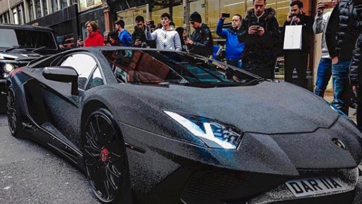 o moldoveanca a blocat o strada din londra cu un lamborghini acoperit cu milioane de cristale