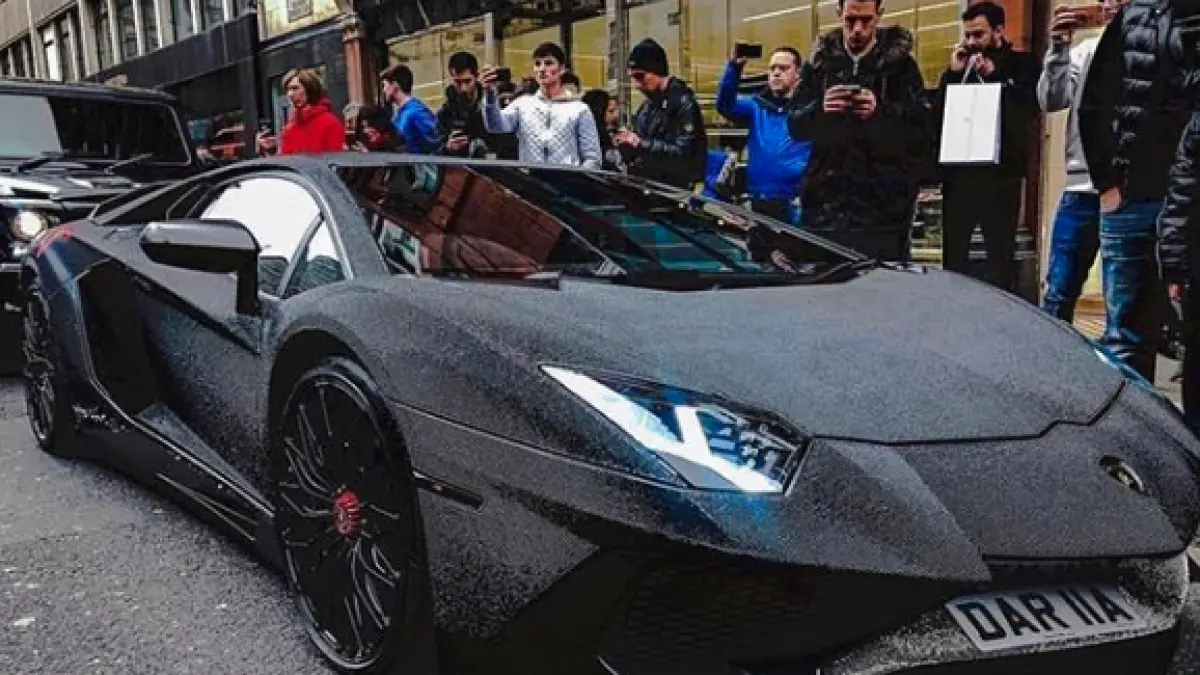 o moldoveanca a blocat o strada din londra cu un lamborghini acoperit cu milioane de cristale