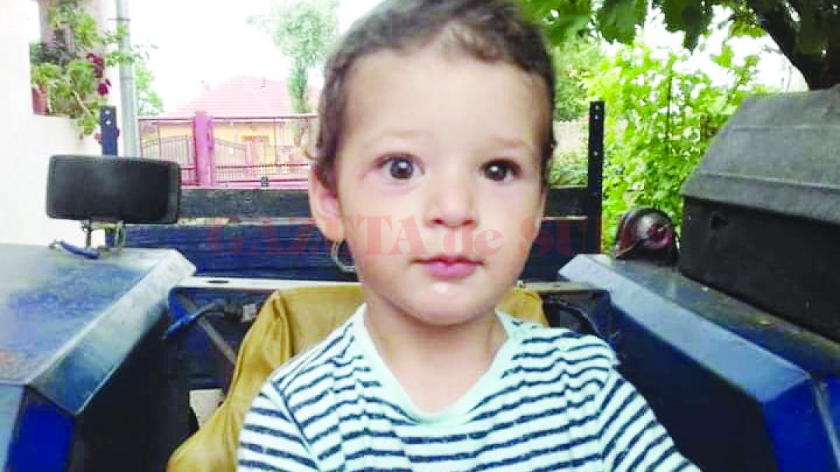 georgiana a observat ca luca fiul ei are ochiul drept mai mare decat cel stang dupa un rmn un medic