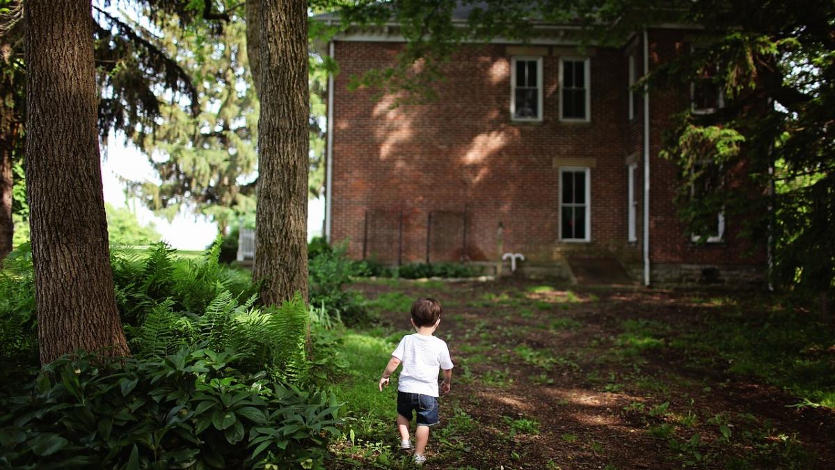 mesterii i au spus ca au gasit mai multe oase in curtea casei sale in timpul renovarilor cand s a
