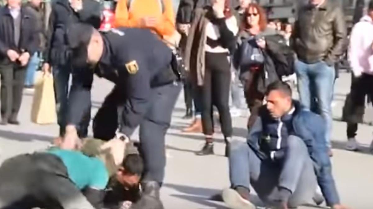 politia spaniola a intervenit in forta la madrid pentru a opri o bataie intre romi video