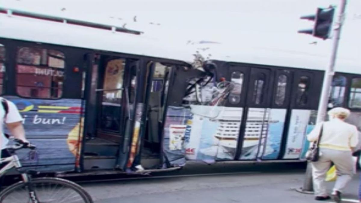 accident grav in timisoara un tramvai fara vatman a facut prapad pe strazi imaginile au fost