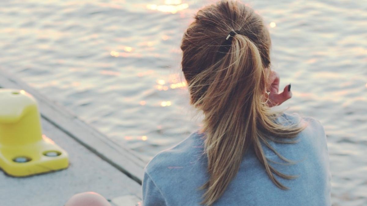 isi incuraja fiica sa se culce pe bani cu barbati trecuti de 50 de ani si chiar ii cauta clienti a