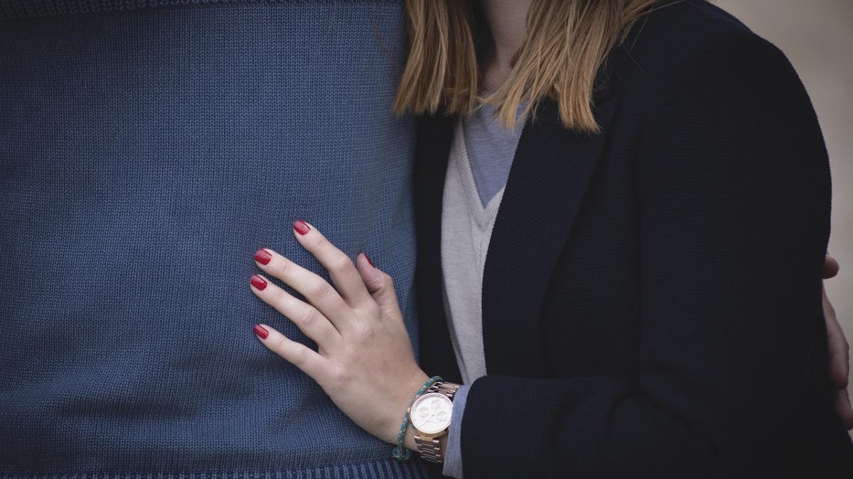 o romanca imbratisa pe oricine ii iesea in cale si trecatorii nu intelegeau de ce dupa cateva zeci