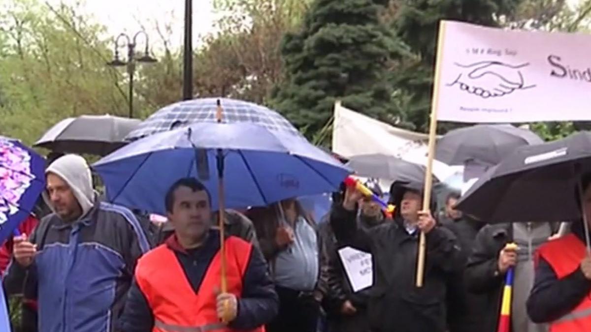 proteste de amploare la ministerul transporturilor angajatii cfr vor salarii mai mari si cresterea