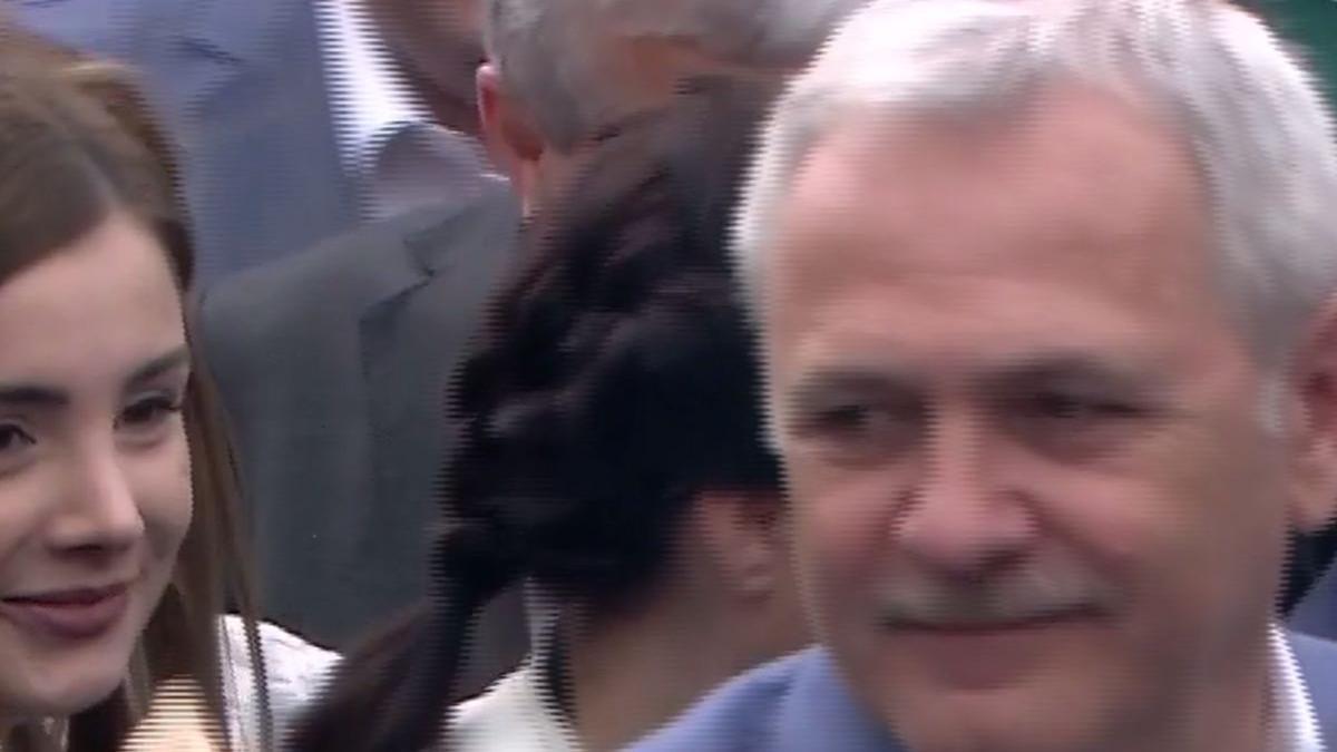 liviu dragnea baie de multime la mitingul psd este insotit si de irina tanase partenera sa de viata