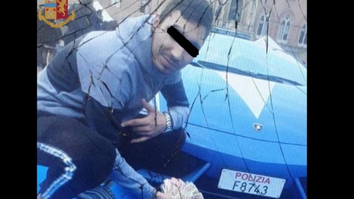 un roman si a facut un selfie cu un teanc cu bani in spatele unei masini de lux a politiei italiene