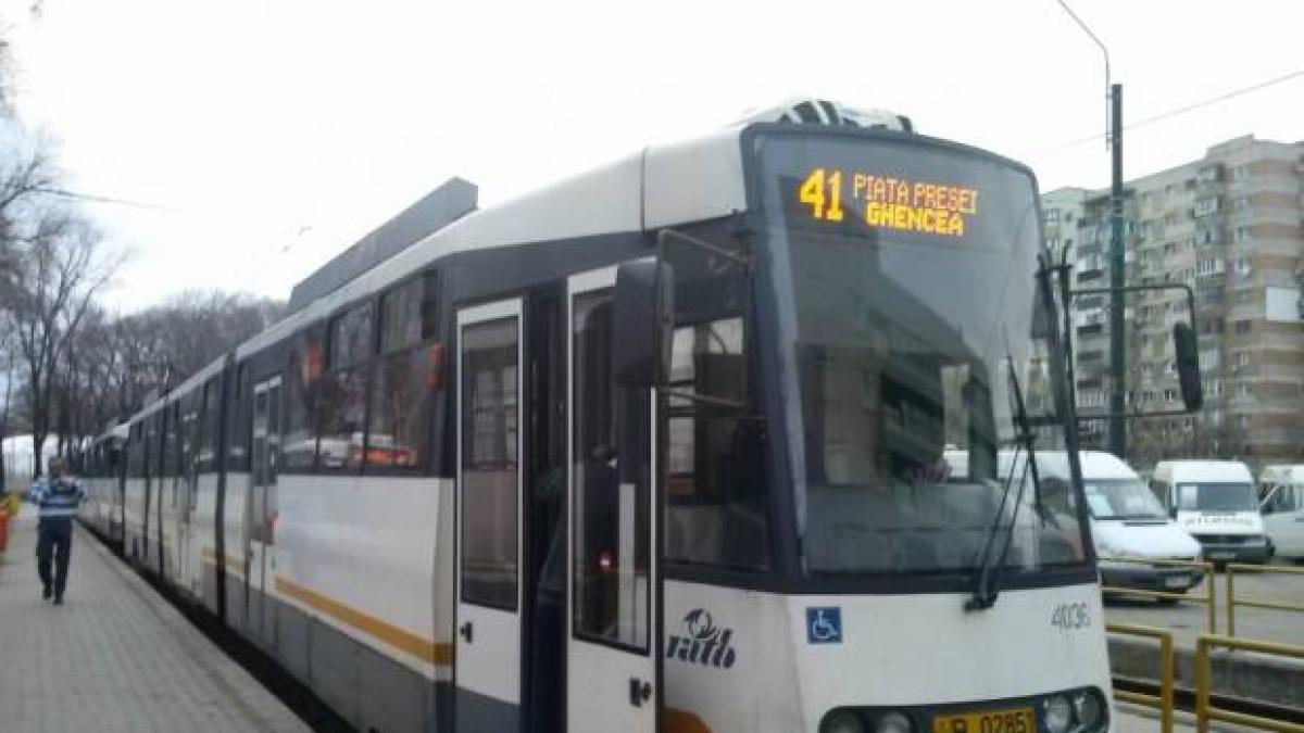 anca era in tramvaiul 41 cand a auzit un barbat vorbind tare in spatele ei cand a realizat cine e