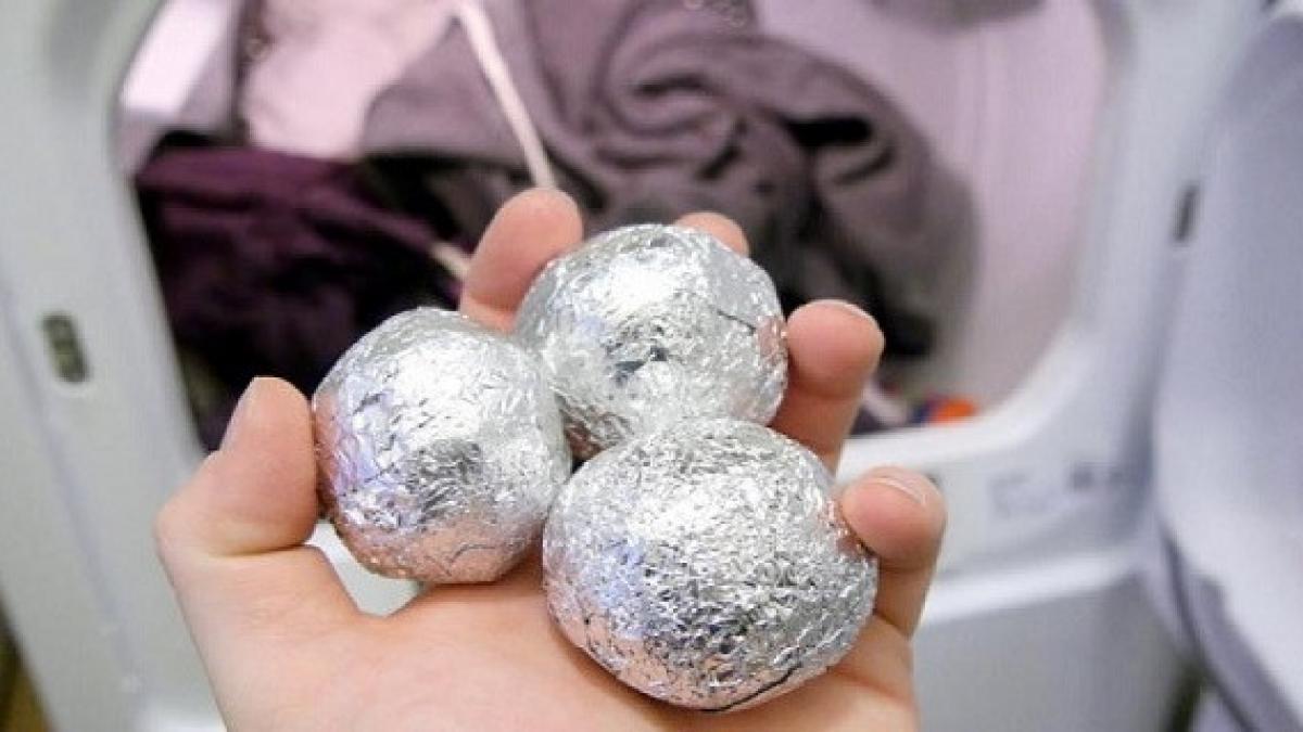 a facut cateva bile din folie de aluminiu si le a bagat in masina de spalat ce s a intamplat cu