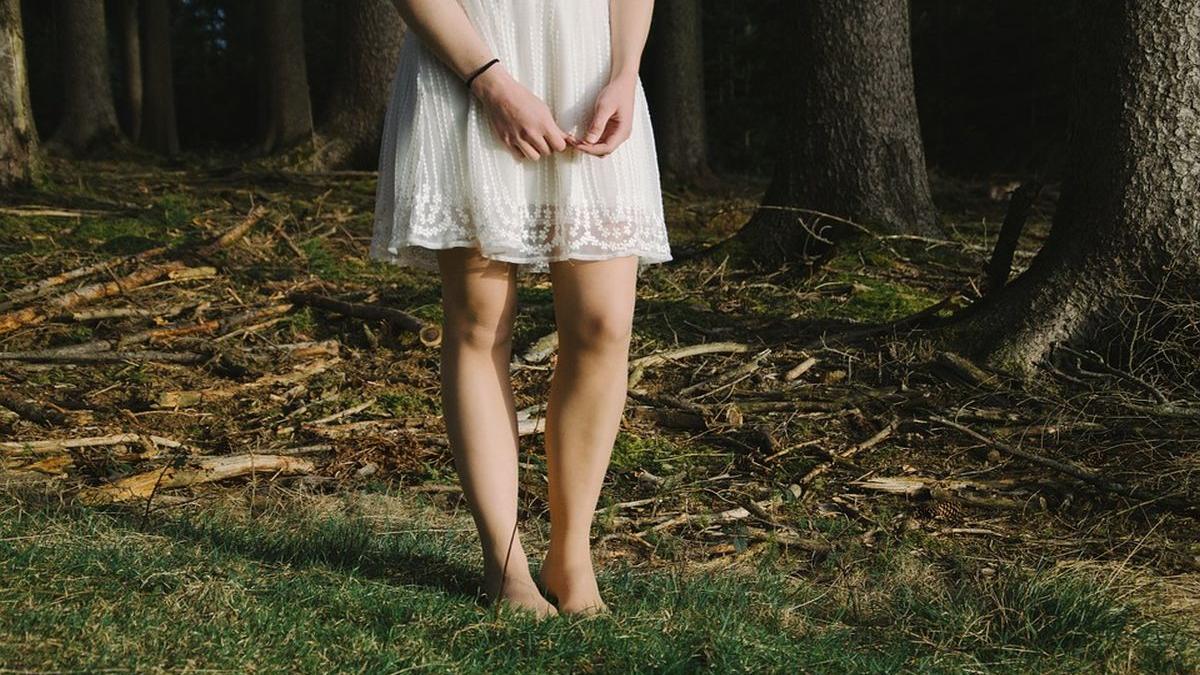 femeie biciuita in public oamenii faceau fotografii si inregistrau scena foto