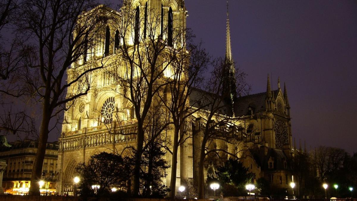 incendiu la notre dame jurnalist roman la paris nu este exclusa varianta unui atentat terorist