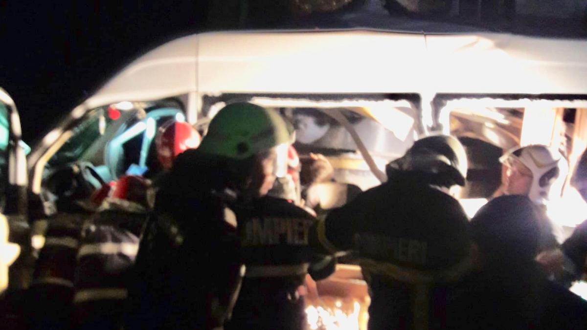 Plan roșu de intervenție în Buzău. Un microbuz a fost lovit de tren în zona localității C.A. Rosetti. Trei persoane au murit