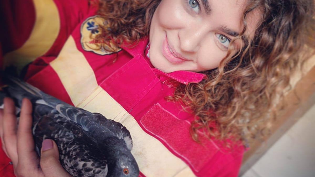 andreea de 22 de ani isi dedica timpul liber salvand vieti ii spun unitatii de pompieri acasa daca