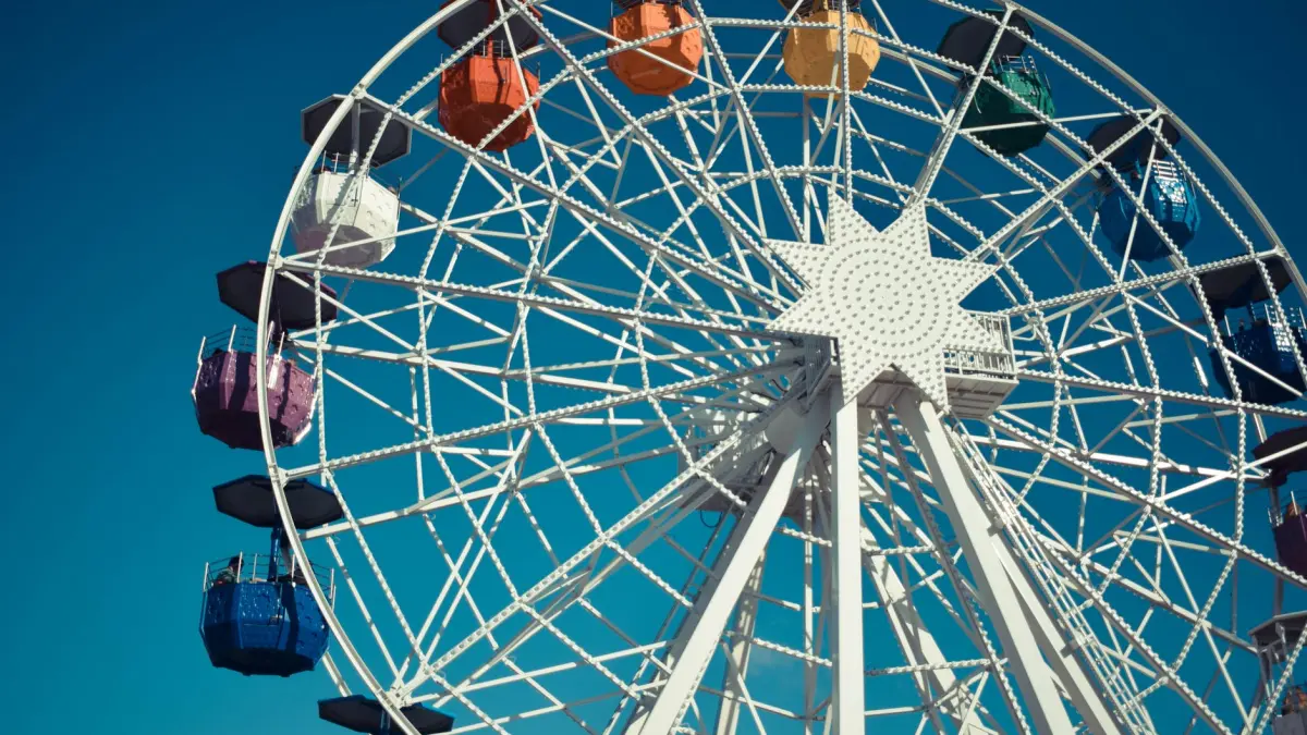 avea o dupa amiaza relaxanta alaturi de prieteni intr un parc de distractii insa la un moment dat