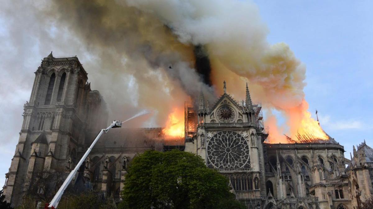 incendiul de la notre dame promisiunea facuta de emmanuel macron