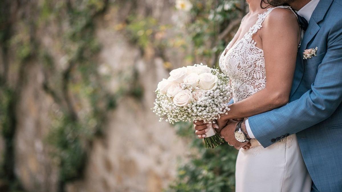 la o luna dupa ce sotul sau a murit femeia i a aflat marele secret cum poate fi posibil lucrul