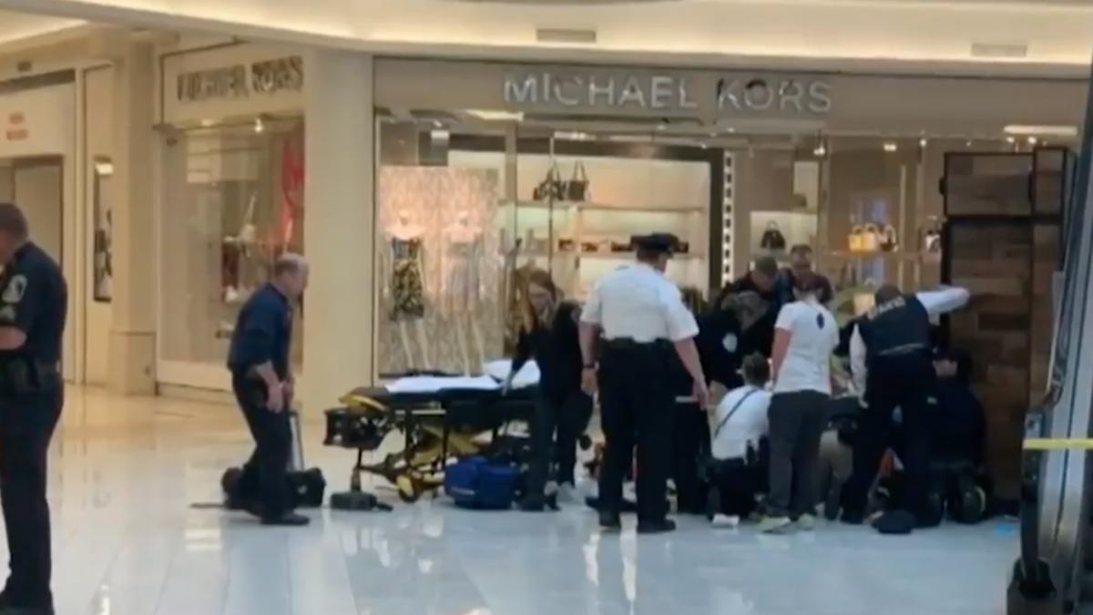 momente de panica in mall copil de cinci ani aruncat de la etajul trei de catre un necunoscut sub