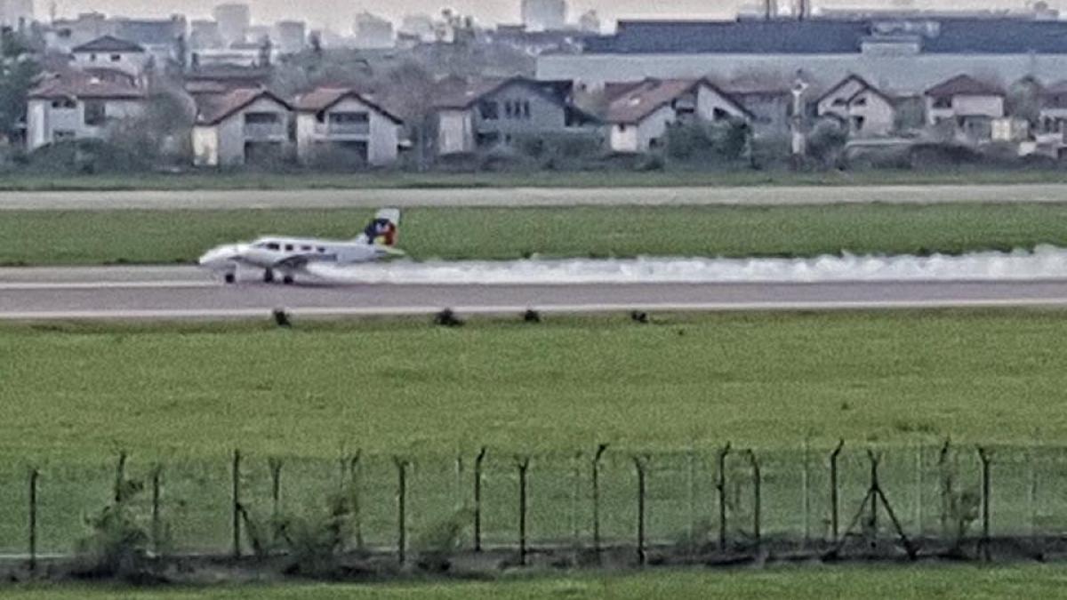 avion in flacari pe aeroportul din baneasa foto