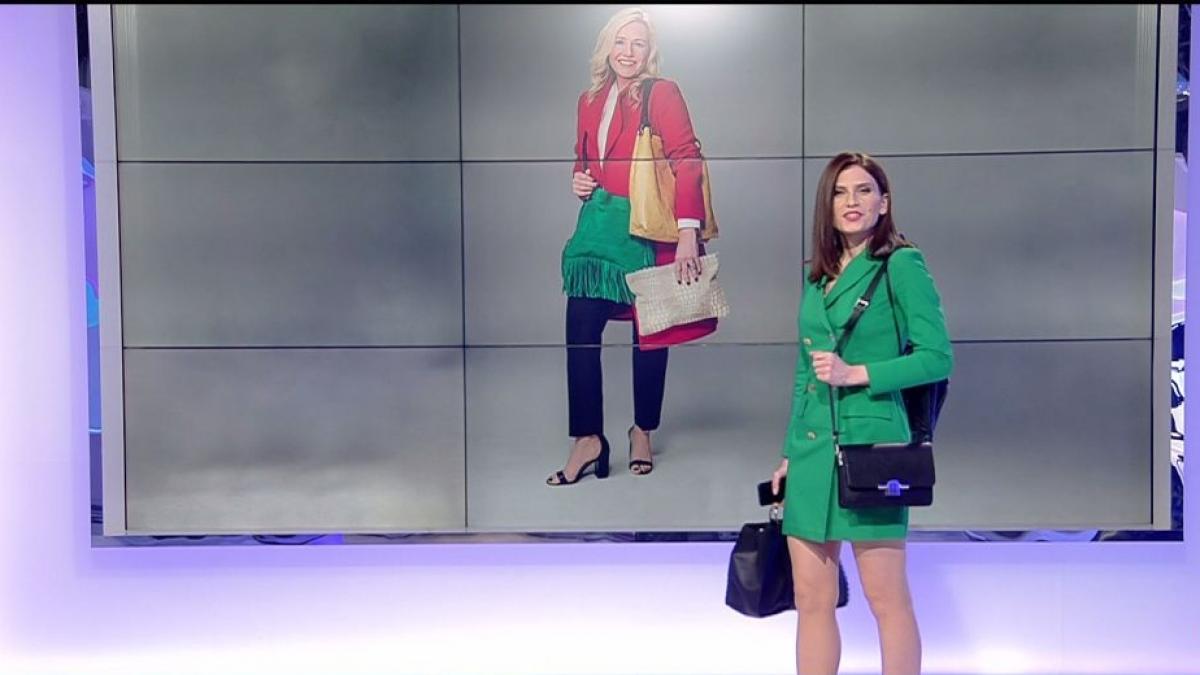 chanel propune purtarea a doua posete in acelasi timp prezentatoarea de la sport s a adaptat