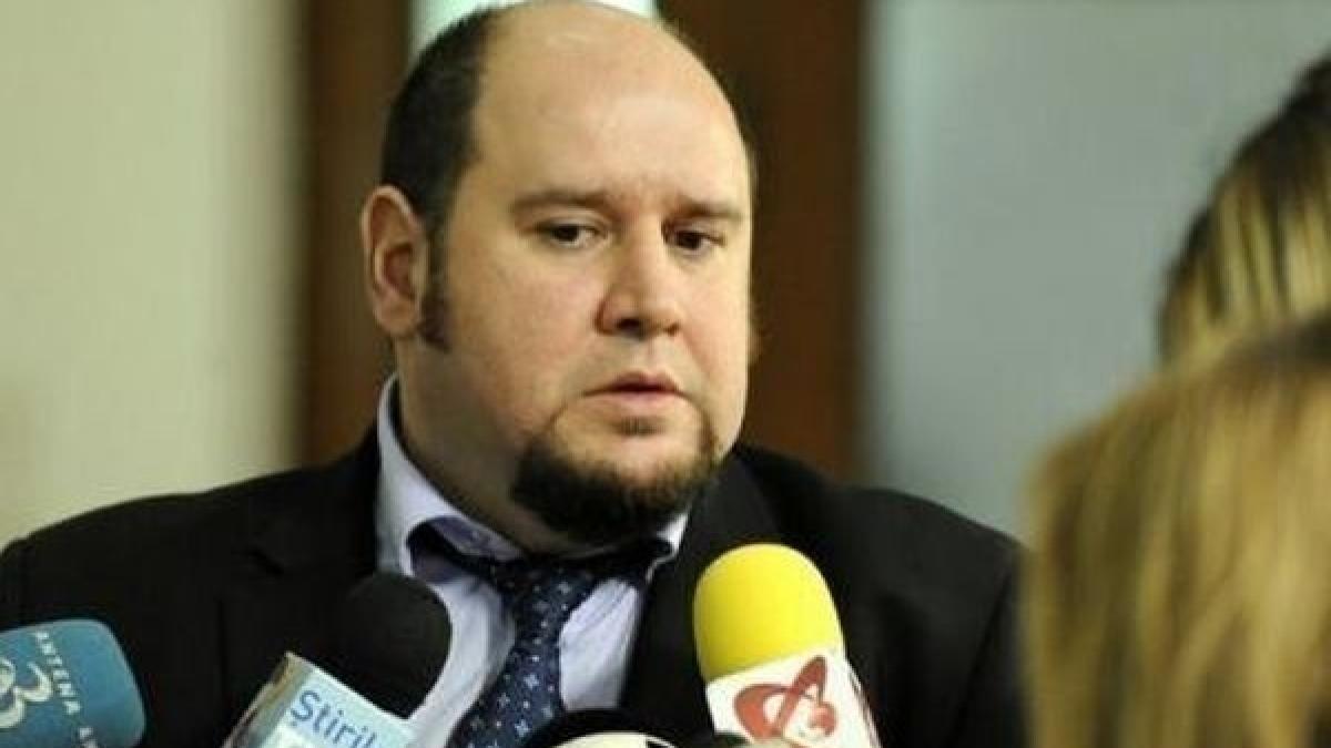 diicot ceausist perchezitii la 6 dimineata in casa unui redactor muzical in fata fetei ei suferinda