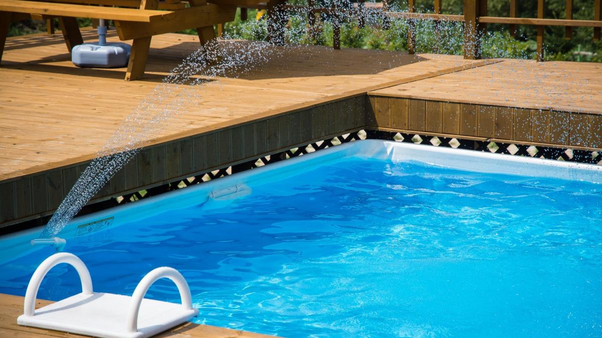 faceau baie in piscina pana cand ceva le a atras atentia la fata locului a venit si politia