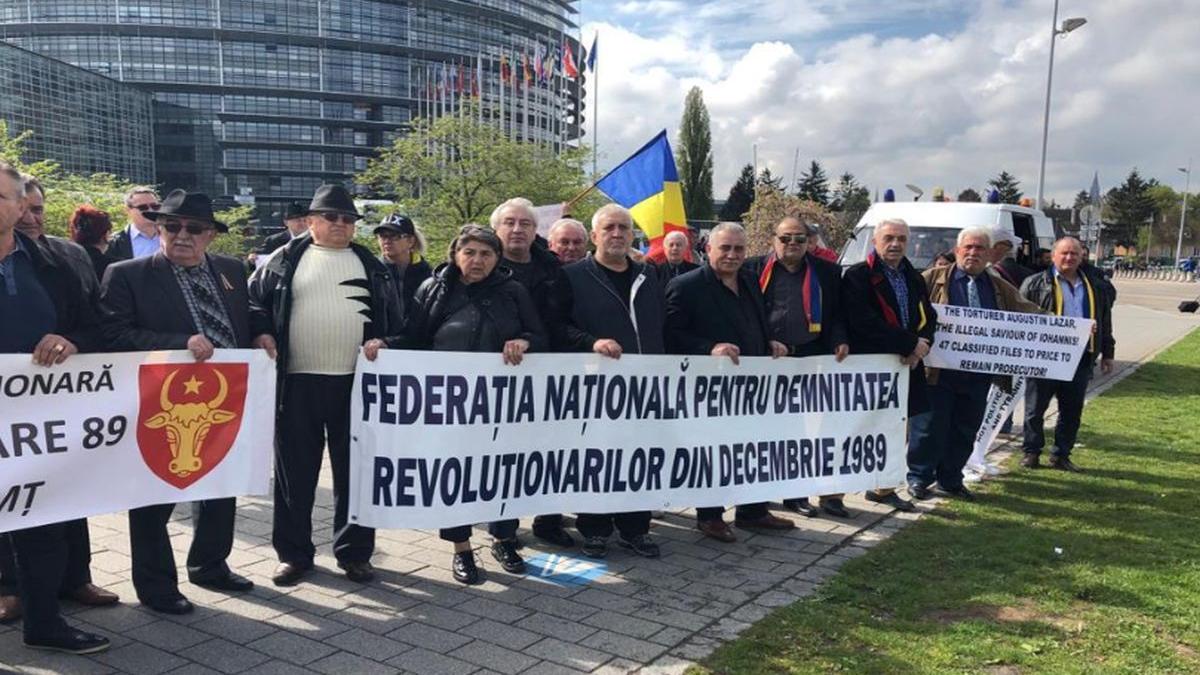 miting al revolutionarilor in fata parlamentului european oamenii cer demiterea lui lazar