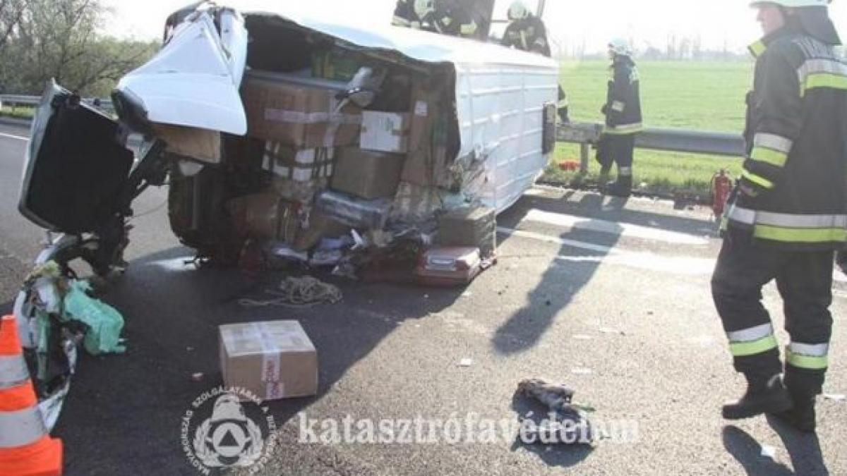 un microbuz distrus intr un accident din ungaria fotografiat circuland in romania foto de cosmar