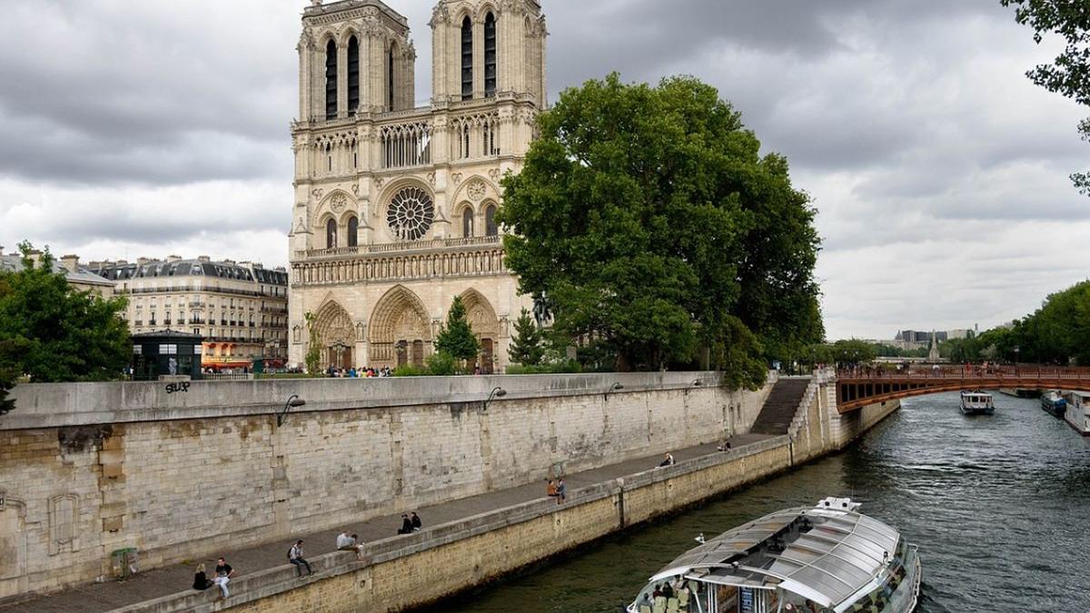 un roman care locuieste intr o barca pe sena in fata catedralei notre dame eram in casa habar n