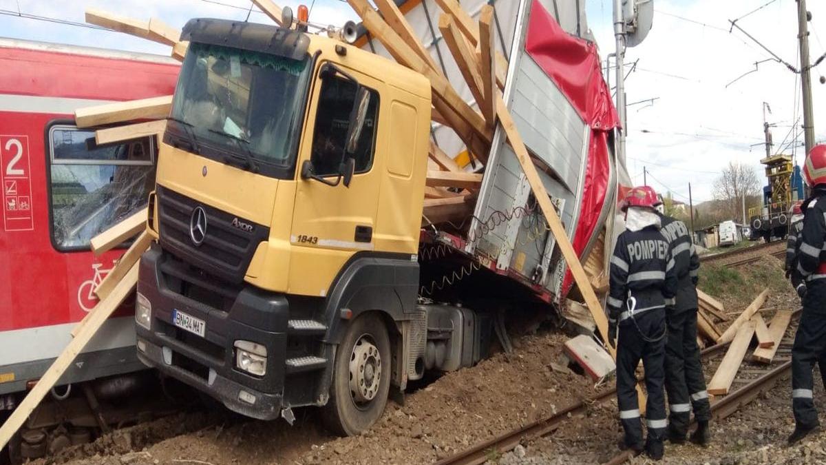 accident in bistrita nasaud dupa ce un tren si un camion s au ciocnit cel putin cinci persoane sunt