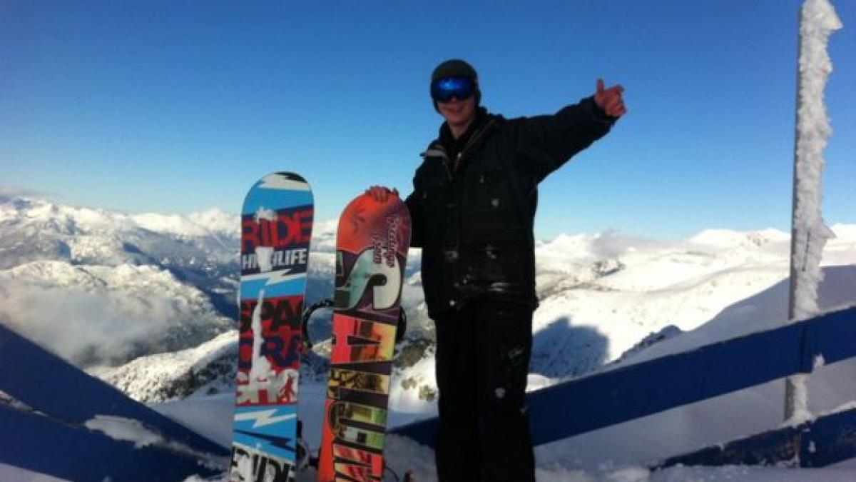 alex avea 23 de ani si toata viata inainte pentru ca in dormitor avea o problema a mers la un medic